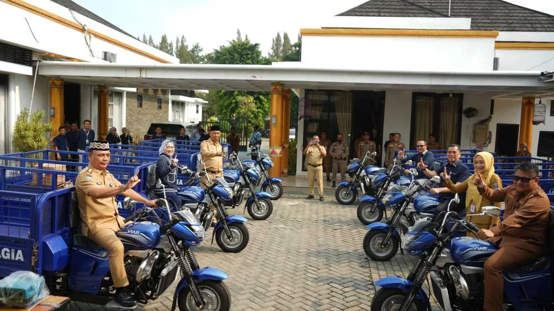 Foto:&nbsp;Direktur Utama Bank Lampung, Indra Merviana (dua dari kiri) saat menaiki becak motor yang merupakan CSR untuk Pemerintah Kota Metro.